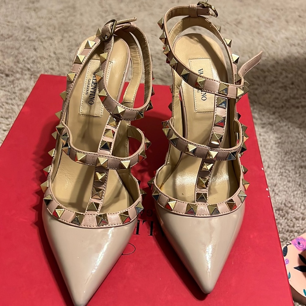 Valentino PATENT ROCKSTUD CAGED PUMP 100MM.